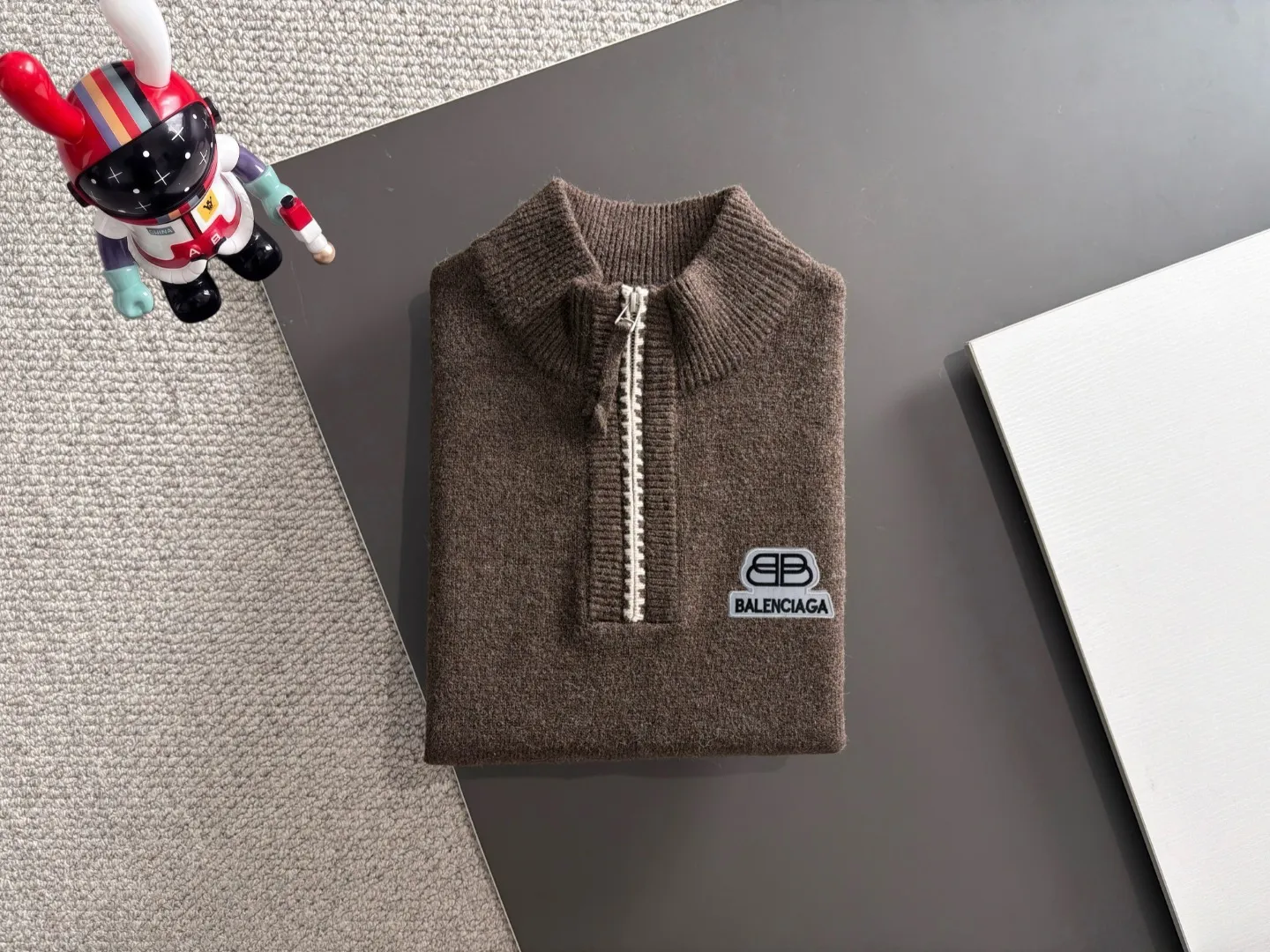 Next day shipping P195 Balenciaga high quality 2026 autumn and winter official website latest sweater, on sale at the same time at the counter Hot Sale! Specially made of wool blended fabric. It feels comfortable and can be directly in contact with the skin. The logo badge is exquisitely embroidered, which is extremely eye-catching! The details highlight the fashionable charm of big brands. Exquisite workmanship. Three-dimensional cutting style. The wearing effect is invincible and handsome! All three standards are complete! Sizes:M-3XL